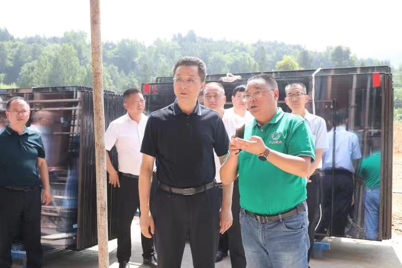 通江縣縣委書記李玉甫、縣委副書記、縣長譚青松率隊來公司調(diào)研