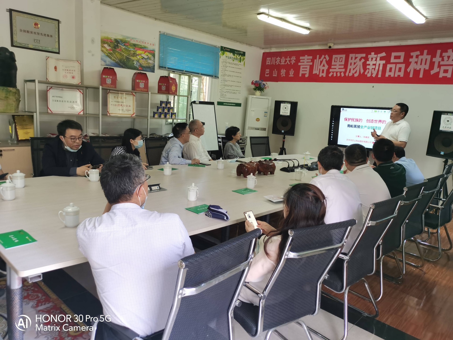 四川省人大法制委副主任委員江建明,四川省人大常委會法工委副主任 楊  筠 ,市人大常委會副主任袁聞聰一行來我公司調(diào)研并開展幫扶工作