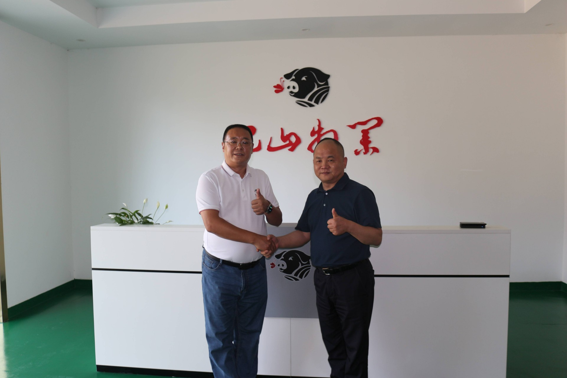 眉州東坡集團董事長王剛率公司高管一行到我公司實地考察并達成戰(zhàn)略合作