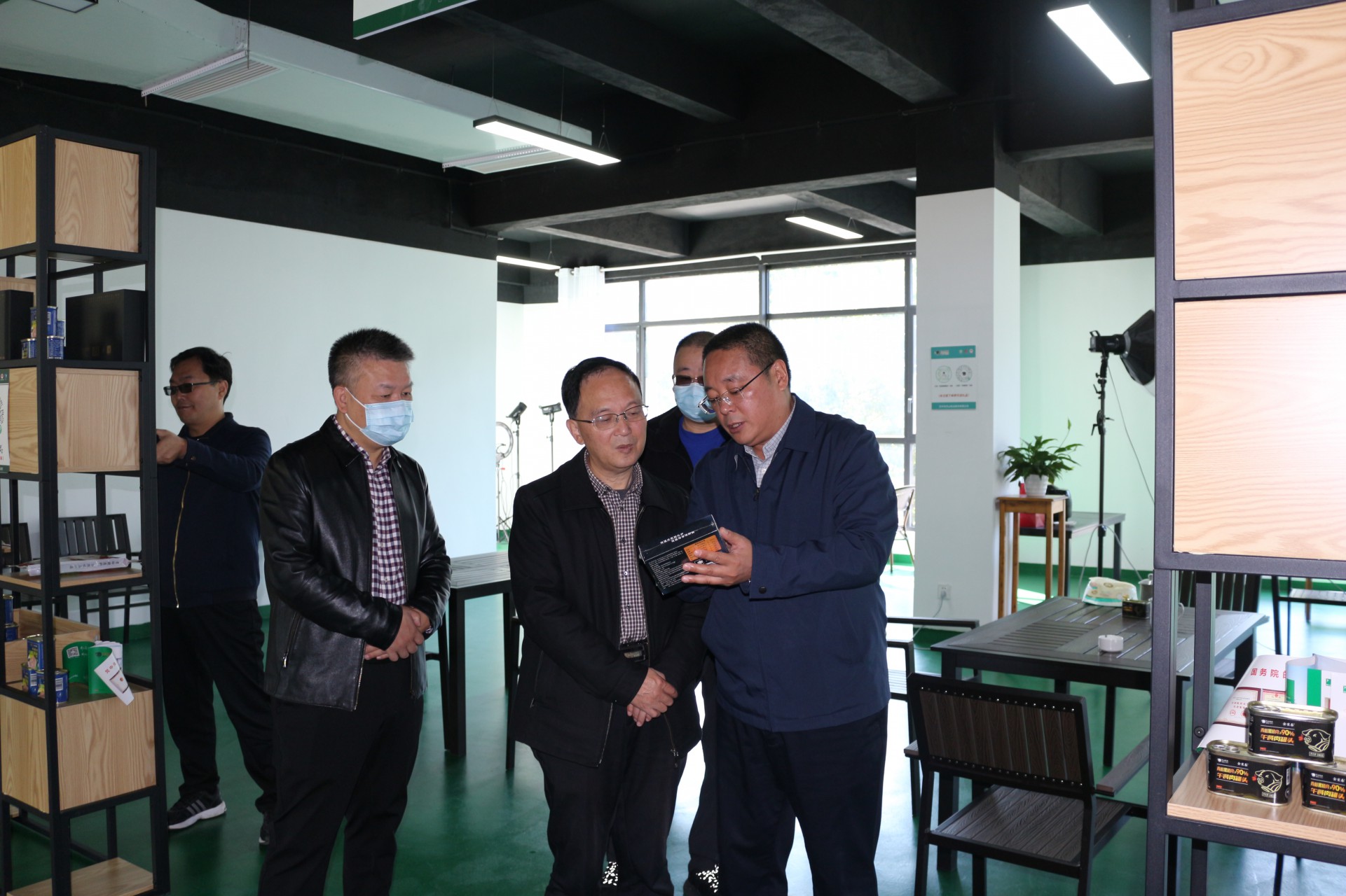 巴中市人大常委會黨組副書記、副主任袁聞聰一行蒞臨巴山牧業考察并調研